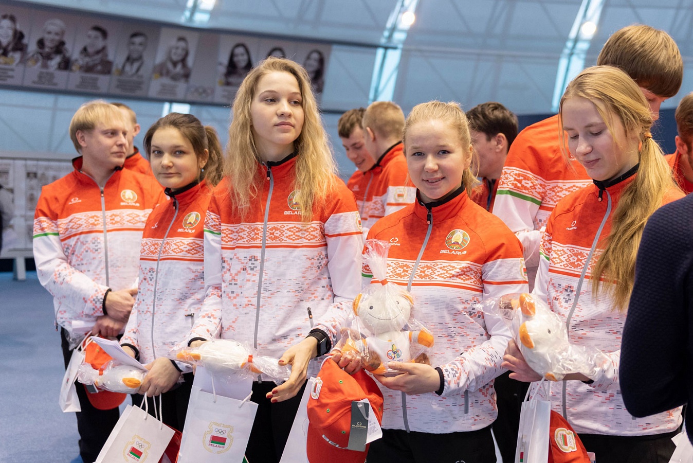 Каждый участник белорусской олимпийской делегации получил в подарок мягкую игрушку Агрика с логотипом будущих соревнований, а также другие сувениры от Национального олимпийского комитета и его партнеров.