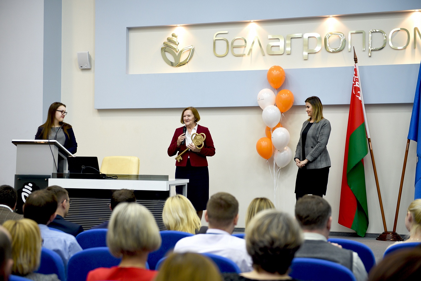 Символический ключ победителя игры и настоящие ключи от квартиры в Минске победительнице игры "Счастливый вклад" вручили в главном офисе Белагропромбанка.