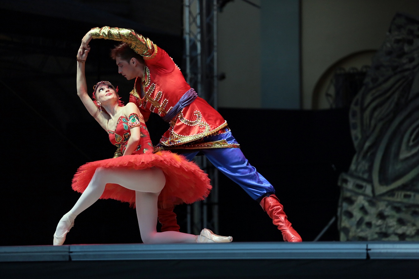   Сцена из балета «Жар-Птица» И.Стравинского. Фото НАБТ оперы и балета Беларуси