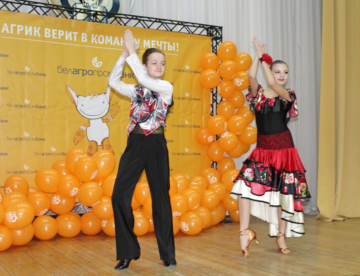 Мероприятие приятно оживили музыкальные и танцевальные номера, исполненные учениками гимназии №12