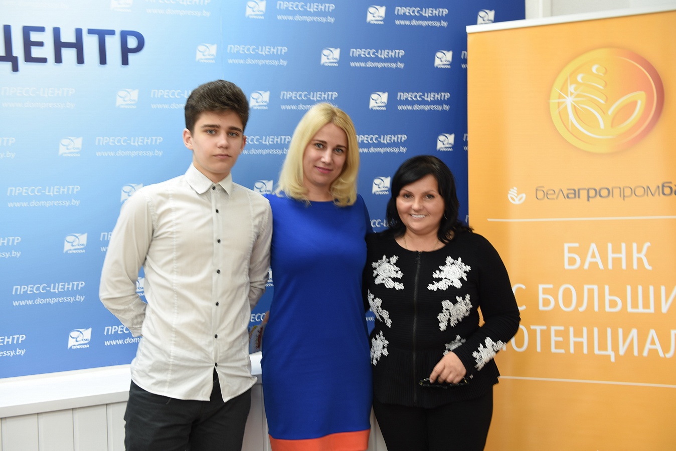 Участник Игр победителей Артем Салата, его мама Ирина Саламатина и директор фонда «Прикосновение к жизни» Лариса Ивашкевич.