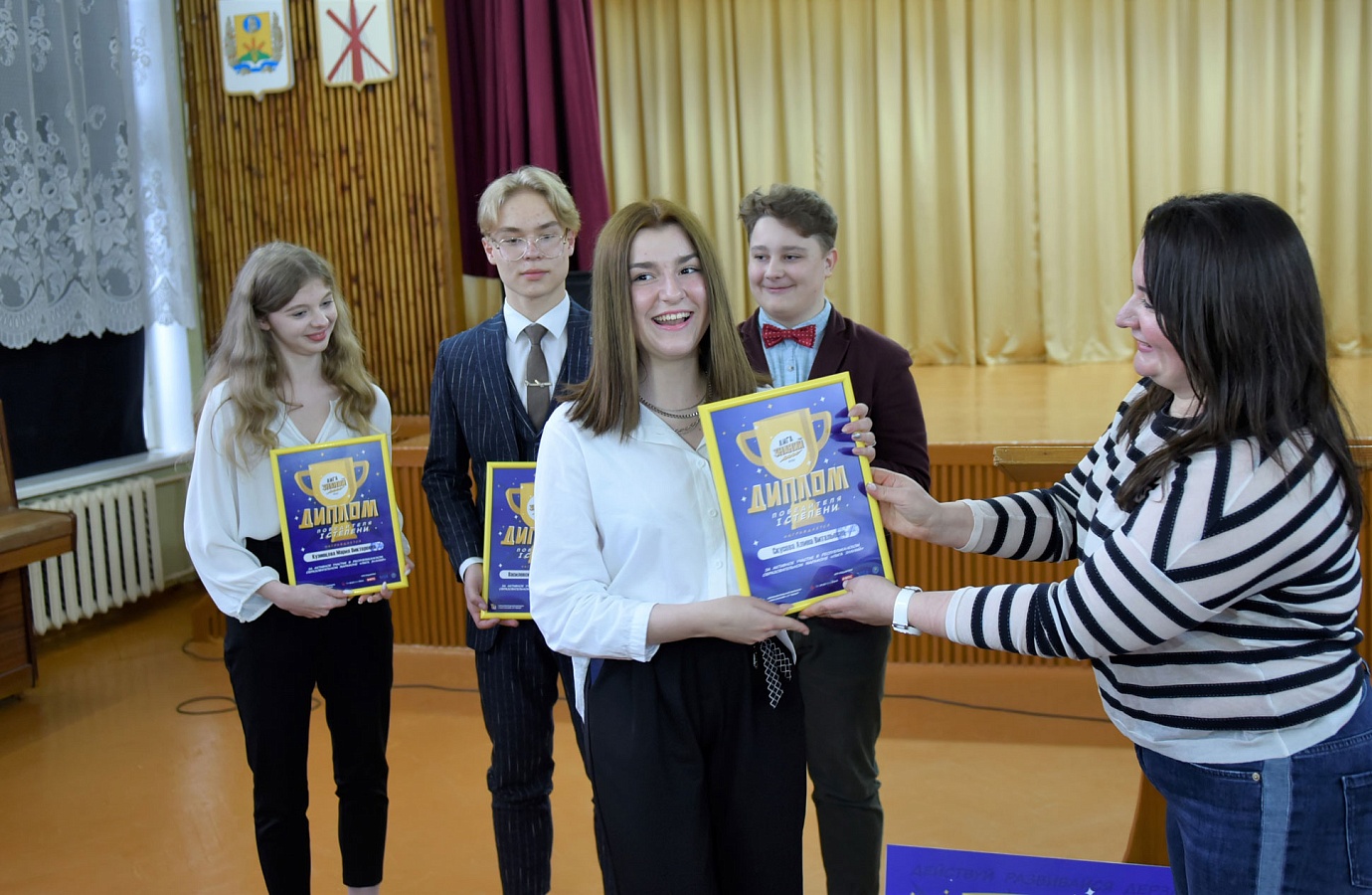 Ольга Иваненко, основатель и коммерческий директор мобильного приложения TeenUp, вручает дипломы победителей команде ХХ-Stars