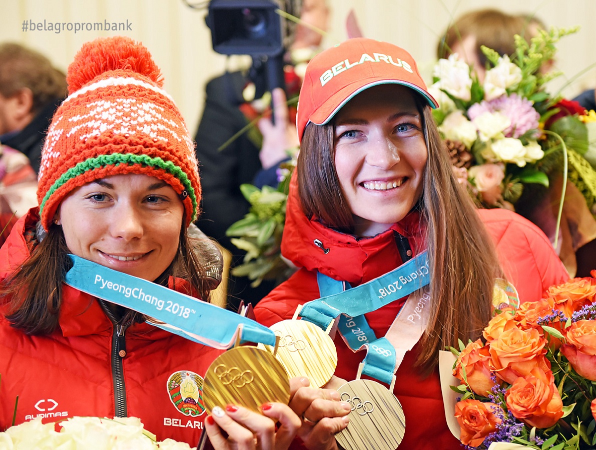 Золотые медалистки биатлонной эстафеты в Пхенчхане Надежда Скардино и Дарья Домрачева.