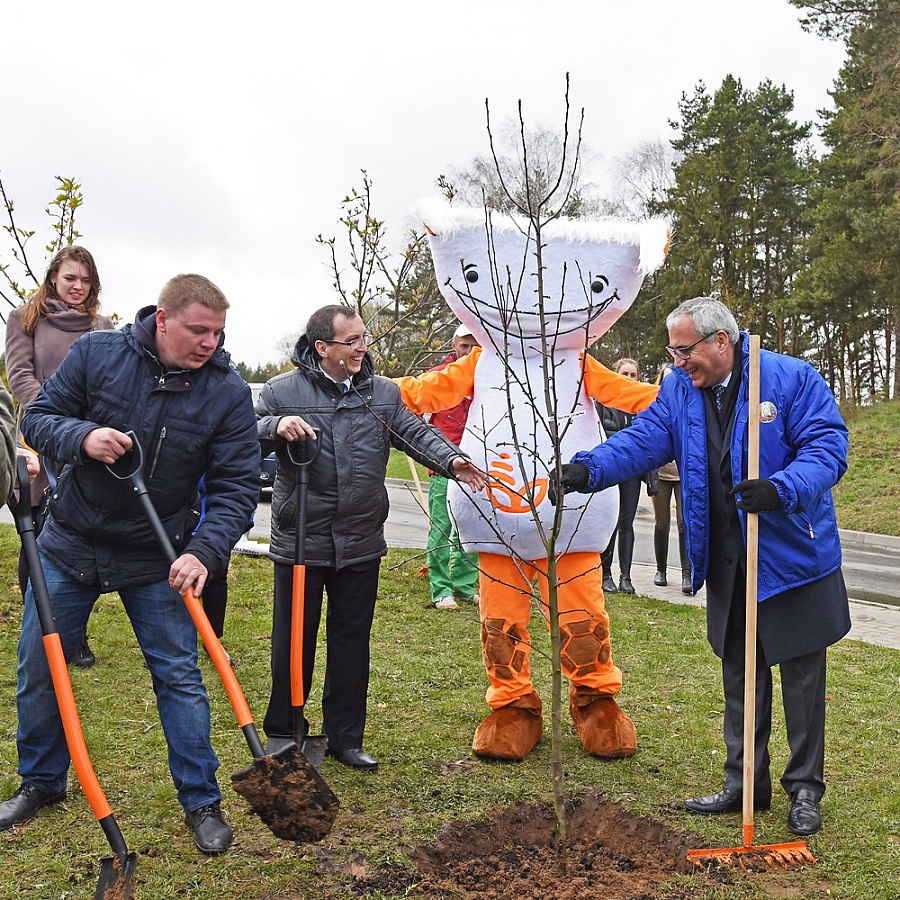 Президент Международной федерации конного спорта Ингмар Де Вос посадил первое дерево при закладке яблоневого сада в Ратомке
