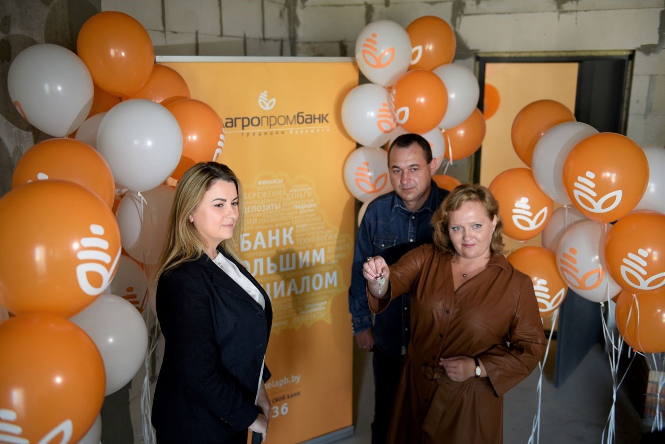 Операционный директор дивизиона розничного бизнеса Белагропромбанка Анна Свистунова вручила ключи победителю рекламной игры