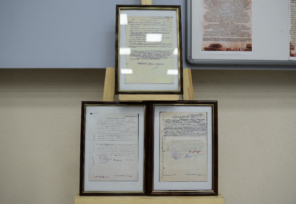 Экспонаты выставки «Мы этой памяти верны» в центральном офисе Белагропромбанка