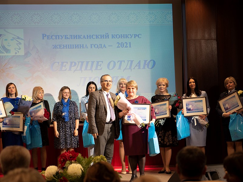 Заместитель министра здравоохранения Дмитрий Чередниченко вручил награды победительницам номинации «Сердце отдаю людям».