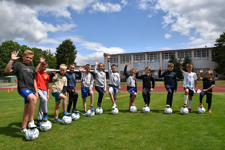 Тренировка ребят на футбольном поле