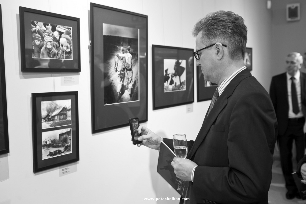 Одним из первых экспозицию «Успеть показать…» посетил посол Великобритании в Республике Беларусь Брюс Бакнелл (фото с сайта http://potashnikov.com/)