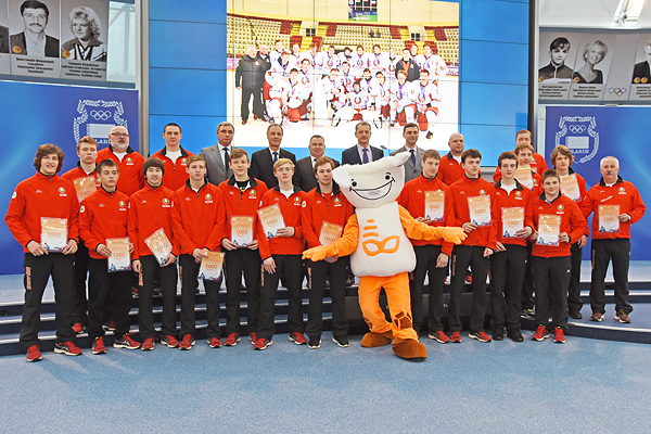 Награждение юных хоккеистов состоялось 6 апреля в рамках пресс-конференции, посвященной Международному дню спорта на благо развития и мира,  в штаб-квартире НОК Беларуси при участии представителей Белагропромбанка