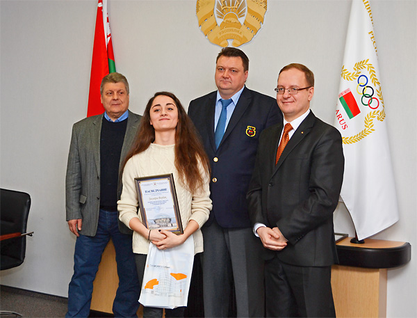 Сертификат от Национального олимпийского комитета и сувениры от Белагропромбанка получает Эльмира Вардак (синхронное плавание)