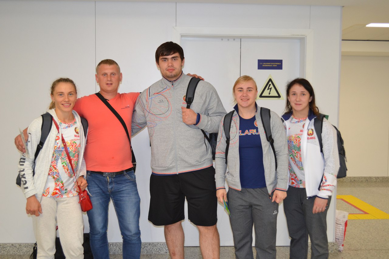 Виталий в окружение команды белорусских тяжелоатлетов