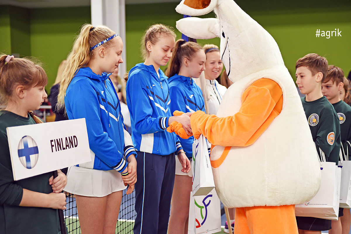 Агрик вручил всем участникам турнира памятные сувениры от Белагропромбанка и Белорусской федерации тенниса.