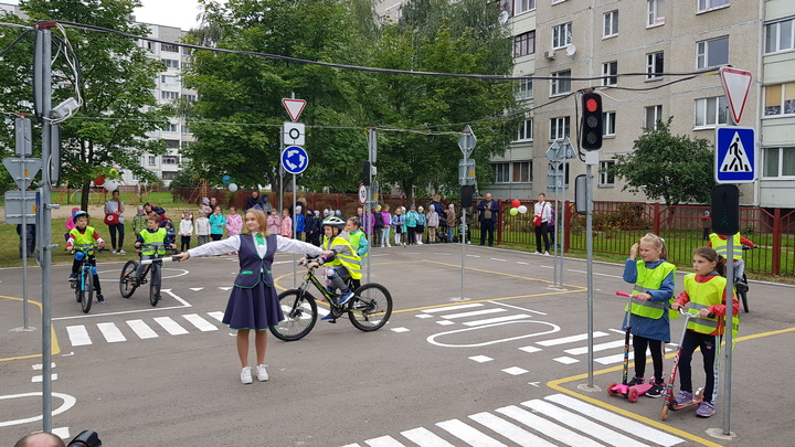 Первые уроки регулировки улиц для учащихся средней школы №208 г.Минска