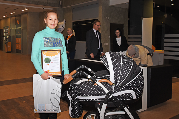 Участница акции Елена Каледа пришла на вручение сертификата вместе с сыном Сережей.