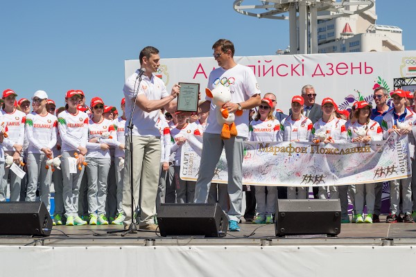 Вручение памятного гравертона Белагропромбанка в честь презентации Агрика как талисмана национальной олимпийской сборной на I Европейских играх в Баку (2015 год).