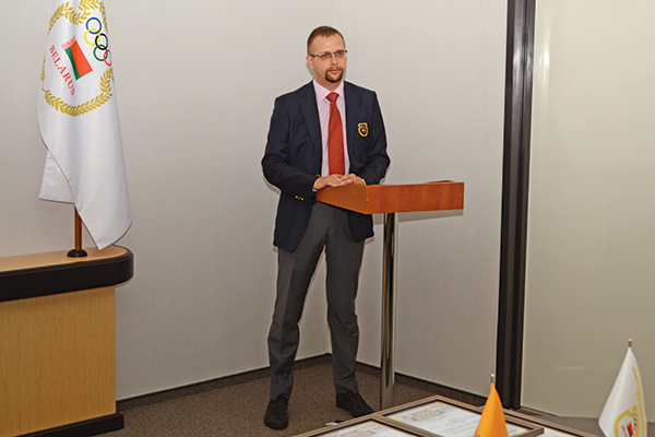 Генеральный секретарь НОК Республики Беларусь Анатолий Котов поздравил юных спортсменов-стипендиатов  