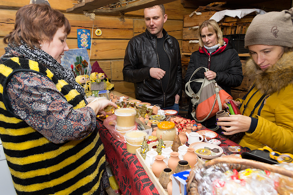  В экомузее Василия Фролова «Мир пчел» можно приобрести сувениры, изготовленные местными мастерами по керамике, соломоплетению, обрядовым куклам. И, конечно, каждый посетитель может запастись ароматным медом и продукцией пчеловодства