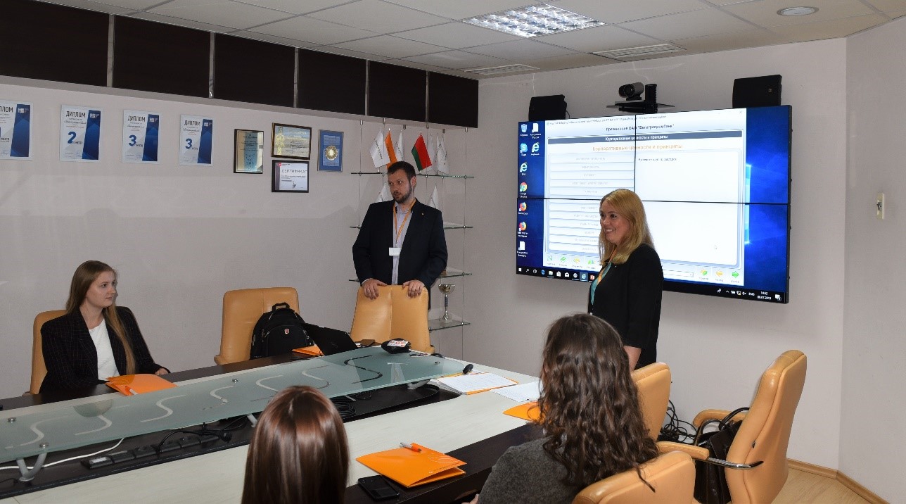 Главные специалисты Управления обучения персонала Марина Кравченко и Никита Карпук проводят презентацию для студентов