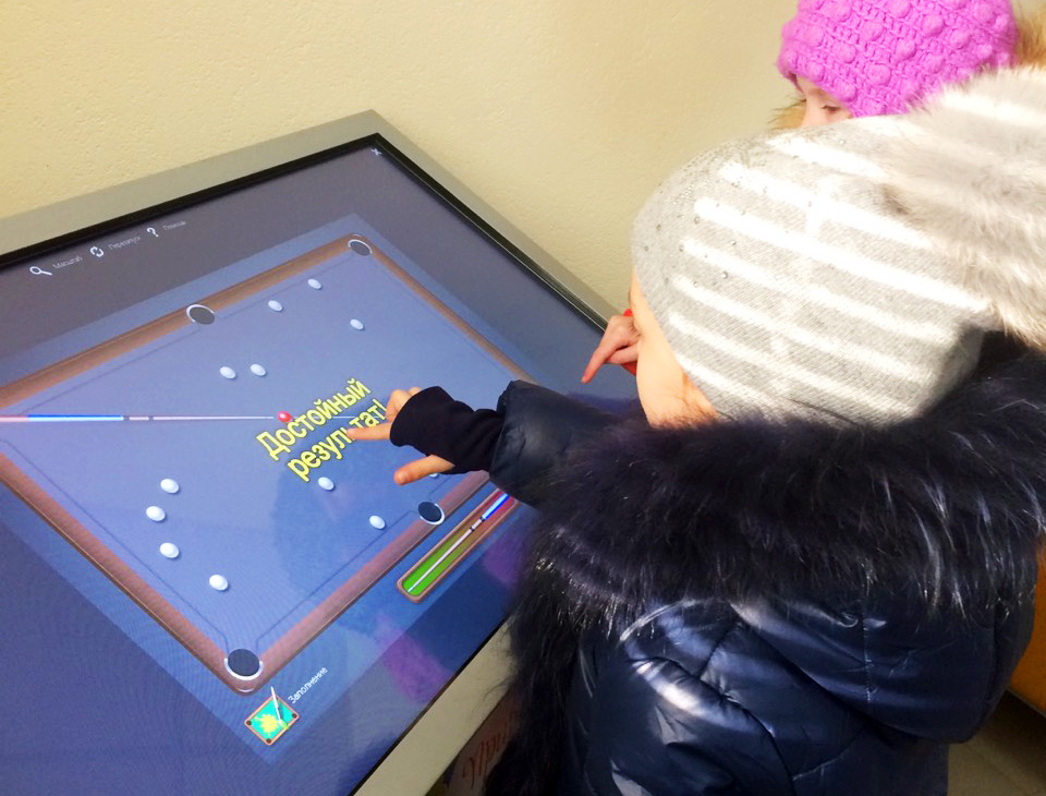 Электронный детский игровой автомат представляет собой разновидность  компьютера, на котором работают специальные обучающие и развивающие программы.