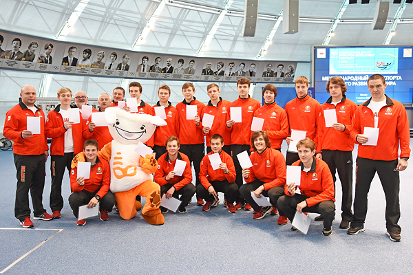 Тренеры и члены юношеской сборной по хоккею, а также Агрик стали участниками акции «Белая карта»