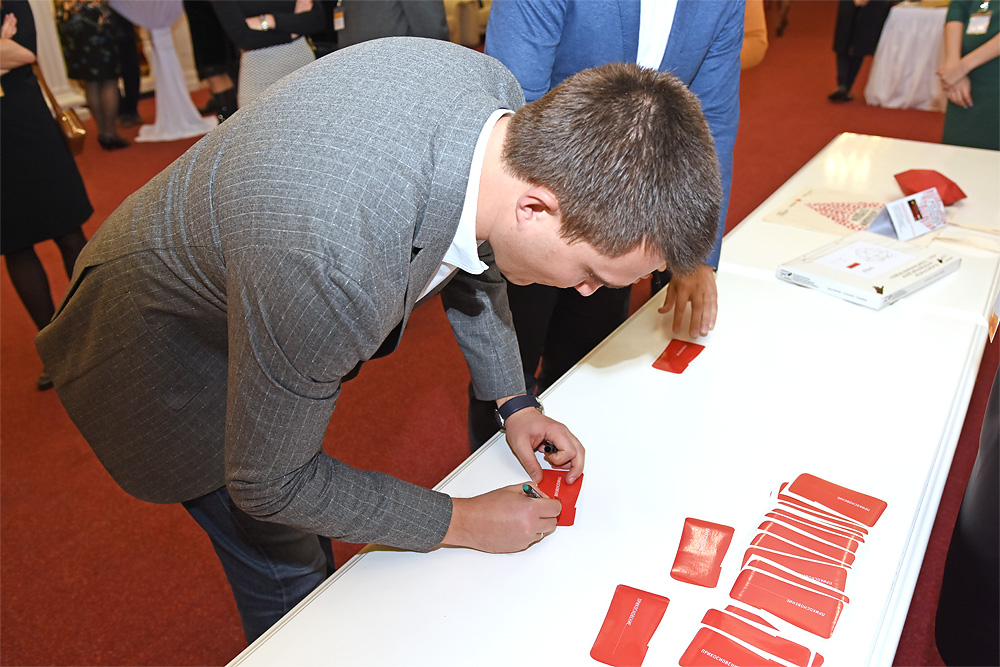 Каждый гость мероприятия написал свое имя на красной карточке, символизирующей фрагмент большого сердца, и приклеил ее на изображение сердца