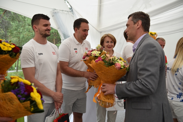 Бронзовым призерам II Европейских игр по баскетболу 3х3 от Белагропромбанка были вручены цветы и памятные сувениры