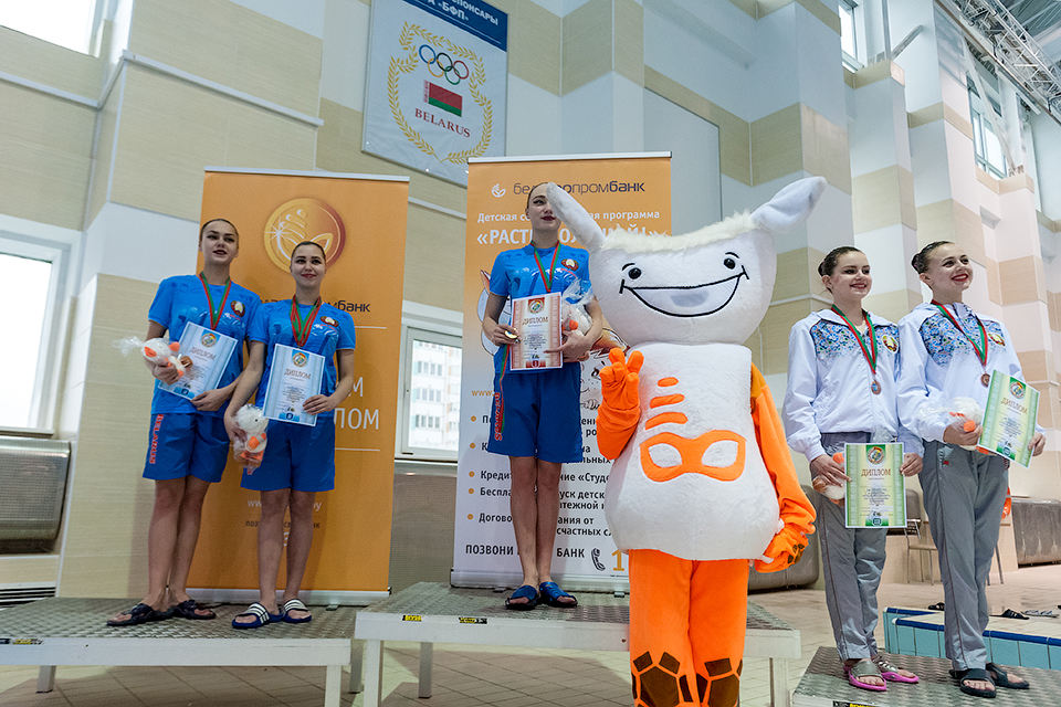 Чемпионов и призеров соревнований поздравил талисман национальной сборной Агрик.