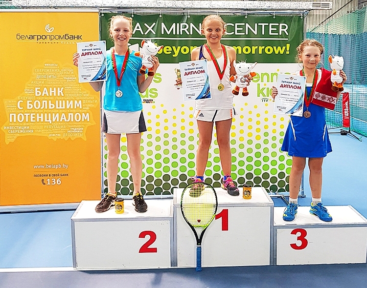 17 июня 2018 года. Победители и призеры турнира «Агрик Оупен» среди девочек 9-10 лет.