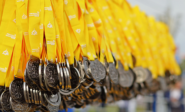 Всем зарегистрированным участникам полумарафона, добежавшим до финиша, полагались медали, которые различались по цвету лент: желтая лента – за дистанцию 5,5 км, белая – за 10,5 км и синяя – за 21,1 км