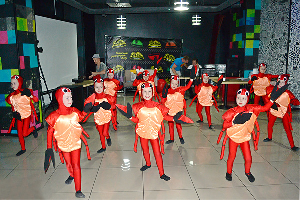 На празднично-развлекательной площадке РЦ «Карамелька» веселое настроение задавали участники детского танцевального коллектива «Карамельки»