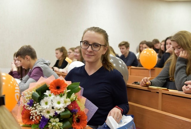 Лучшей студентке института Сахарова Бринкевич Анне Белагропромбанк вручил памятный сувенир и цветы