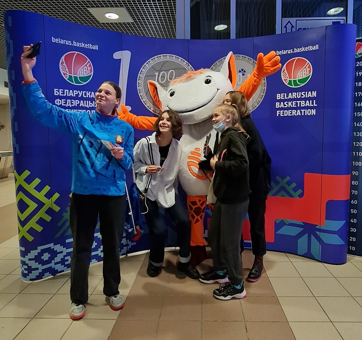 Юные болельщики с талисманом белорусских спортсменов Агриком