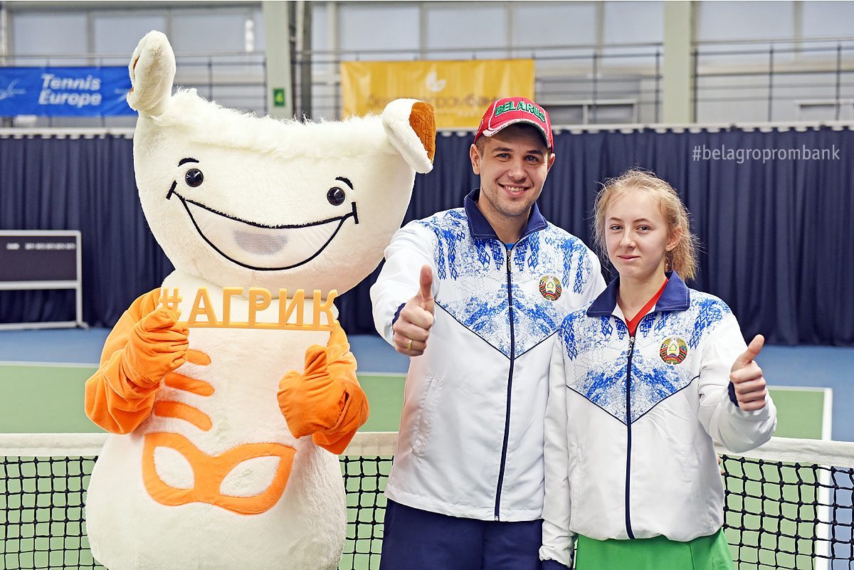 На фото талисман Агрик, капитан белорусской сборной по теннису Вадим Дембовский и юная белорусская теннисистка Алена Фалей.