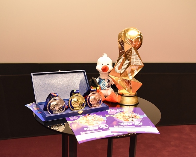 Презентация медалей и кубка турнира.