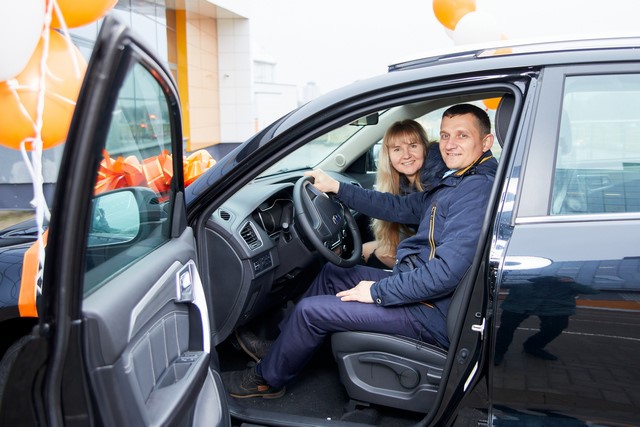 Дмитрий Боровой с супругой Натальей собирали деньги на машину и неожиданно выиграли новый кроссовер Geely Emgrand X7
