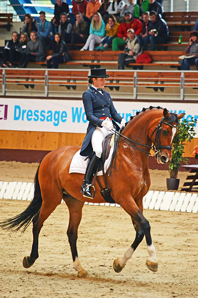 Лучшая белорусская наездница Анна Карасева и ее лошадь Зодиак выполняют ритмичные переходы из одного аллюра в другой