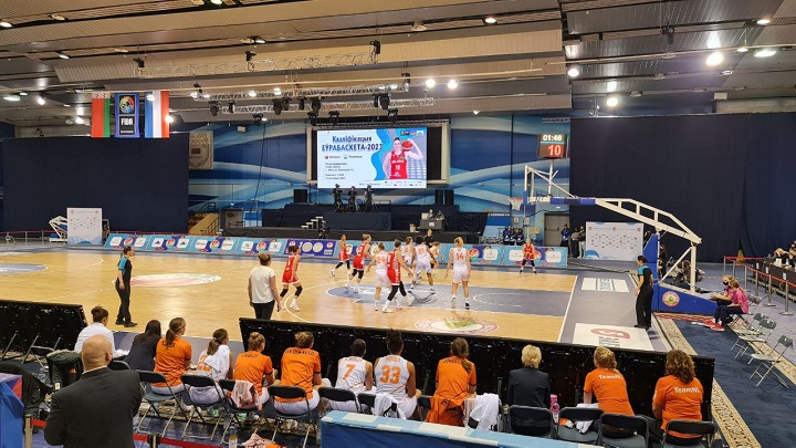 Динамичная игра женских команд Беларуси и Нидерландов по баскетболу