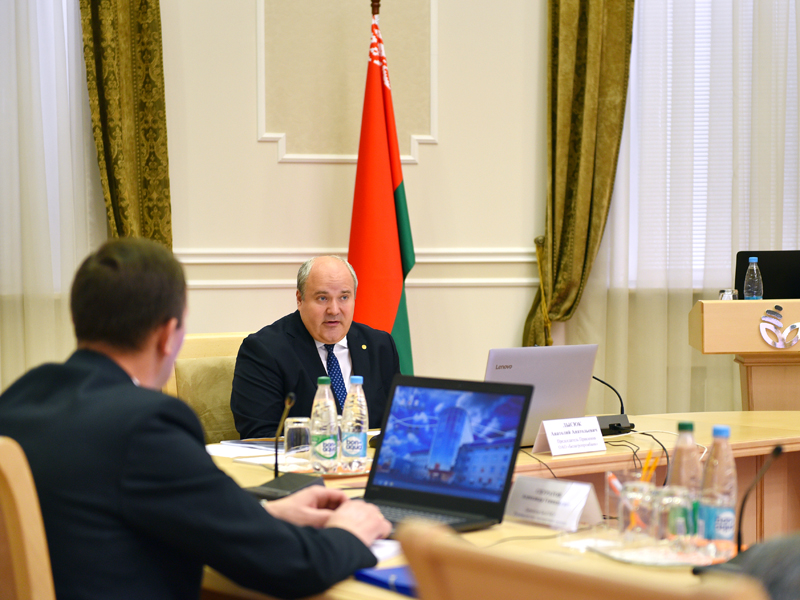 Председатель Правления ОАО «Белагропромбанк» Анатолий Лысюк приветствовал членов экспертной комиссии