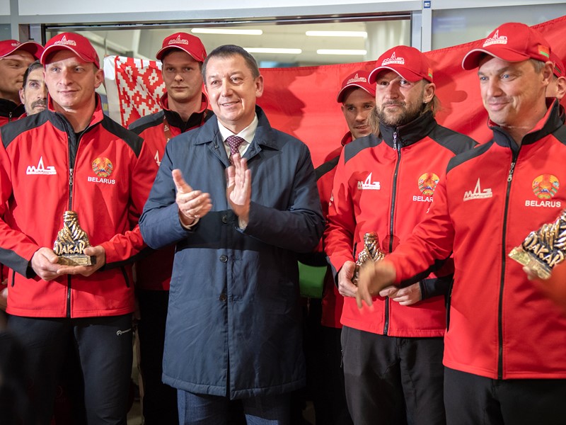 23 января в Национальном аэропорту "Минск" встречали и чествовали белорусскую команду гонщиков ралли-рейда «Дакар-2020»
